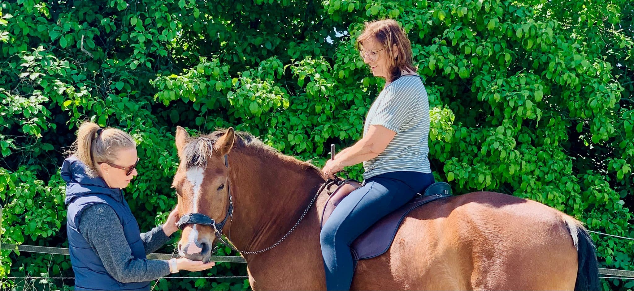 Reitlehrerin Ines Schwarze beim Reitunterricht in Paderborn mit Reitschülerin